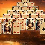 Korttipeli, jossa on pyramidi kuvapuoli ylöspäin olevia kortteja, taustalla auringonlasku