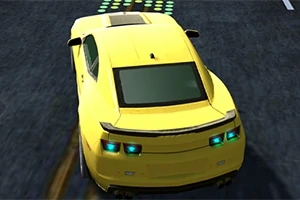 Keltainen urheiluauto ajaa asfaltilla, jossa näkyy vihreitä merkkejä