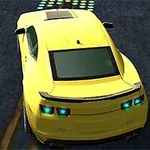 Keltainen urheiluauto ajaa asfaltilla, jossa näkyy vihreitä merkkejä