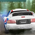 Valkoinen ralliauto punaisilla ja sinisillä raidoilla ajamassa soraisella metsäradalla