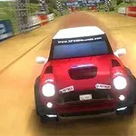 Rally Point 2 Punainen auto ajamassa hiekkarataa pitkin, ympÀrillÀ mainoskylttejÀ ja maaliviiva edessÀ
