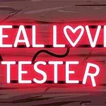 Neonpunainen REAL LOVE TESTER -teksti puutaustalla, jossa R-kirjain on korvattu sydämellä