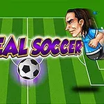 Kaksi piirrettyä jalkapallopelaajaa, toinen punaisessa ja toinen sinisessä, keskellä jalkapallokenttää; taustalla teksti REAL SOCCER ja jalkapallo