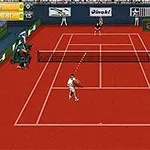 Kuvassa on kaksi tennispelaajaa punaisella kentällä kesken ottelun, ja katsomossa on yleisöä