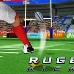 Henkilö potkaisee rugby-palloa kohti maalia, stadionin katsomon edessä
