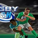 Kaksi rugbypelaajaa pelikentällä, joista toinen yrittää taklata toista, taustalla näkyy yleisö ja suurikokoinen teksti Rugby Rush