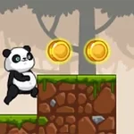 Panda kiipeää pienelle vihreäravinteiselle alustalle metsässä, taustalla kaksi kolikkoa ilmassa