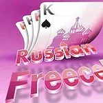 Kolme pelikorttia, joista etummainen on pata-kuningas, taustalla venäläinen arkkitehtuurin siluetti ja edessä teksti Russian Freecell vaaleanpunaisella taustalla