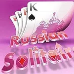 Pinkillä taustalla kortteja, joissa yksi kuvapuoli näkyvissä, ja korttien takana venäläistyylinen torniprofiili sekä tekstinä Russian Solitaire