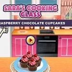 Piirroshahmo keittiössä seisoo vieressä, ja pöydällä on vadelma-suklaa-cupcakeja sinisellä lautasella