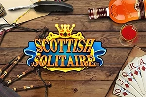 Puisella pöydällä on sulka, pullo, korttipakka ja skotlantilaisia säkkipillejä, sekä teksti Scottish Solitaire