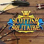 Puisella pöydällä on sulka, pullo, korttipakka ja skotlantilaisia säkkipillejä, sekä teksti Scottish Solitaire