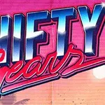 Teksti Shifty Gears on kuvattu retro-tyylillä vaaleanpunaisella taustalla, jolla on palmuja ja nouseva aurinko