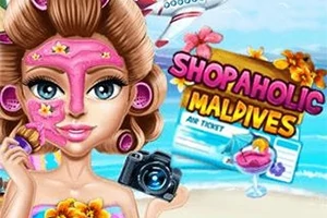 Nainen vaaleanpunaisella kasvonaamiolla, kamera kädessä, taustalla ranta, lentokone ja teksti Shopaholic Maldives