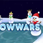 Lumisia lumiukkoja erilaisilla päähineillä järven rannalla tekstin SNOWWARS kanssa
