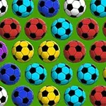 Eri värisiä jalkapalloja vihreällä taustalla järjestettynä riveihin
