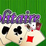 Kortit, joissa on hertta, pata, risti ja ruutu, vihreällä taustalla otsikon Solitaire alla