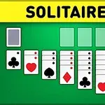 Vihreällä taustalla on rivissä pelikortteja eri maissa ja numeroissa, yläosassa lukee SOLITAIRE