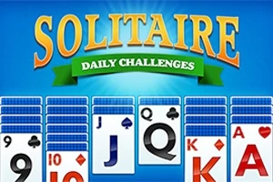 Korttipelinäkymä, jossa on esillä erilaisia pelikortteja sinisellä taustalla ja otsikko Solitaire Daily Challenges vihreällä nauhalla
