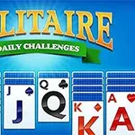 Korttipelinäkymä, jossa on esillä erilaisia pelikortteja sinisellä taustalla ja otsikko Solitaire Daily Challenges vihreällä nauhalla