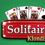 Pelikortteja vihreällä taustalla, joissa ruutu- ja patafiguurit sekä tekstit Solitaire ja Klondike