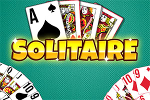 Korttipakka ja sana Solitaire keltaisilla kirjaimilla vihreällä taustalla