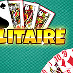 Korttipakka ja sana Solitaire keltaisilla kirjaimilla vihreällä taustalla