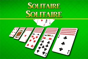 Korttipeli vihreällä taustalla, jossa useita korttipinoja vierekkäin ja Solitaire -teksti yläreunassa