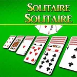 Korttipeli vihreällä taustalla, jossa useita korttipinoja vierekkäin ja Solitaire -teksti yläreunassa