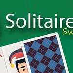 Pelikortit vihreällä taustalla, joista näkyy kaksi ässää, kakkonen ja osa korttitaustaa, sekä teksti Solitaire Swift