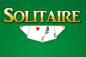 Vihreällä taustalla on sana Solitaire kultaisin kirjaimin, ja sen alla näkyy kolme pelikorttia