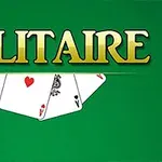 Vihreällä taustalla on sana Solitaire kultaisin kirjaimin, ja sen alla näkyy kolme pelikorttia