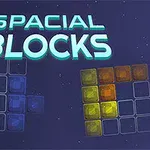 Sinisellä taustalla kaksi palikkaryhmää, toinen punainen ja sininen, toinen keltainen ja oranssi, ja yläpuolella teksti SPACIAL BLOCKS