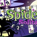 Noita seisoo kattilan vieressä hymyillen, edessä on pelikortteja ja hämähäkki