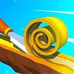 Puukko kuorii ohutta kerrosta puun rungosta kirkkaan taustan edessä