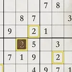 Sudoku-ruudukko, jossa on täytettyjä numeroita ja värillisiä korostuksia