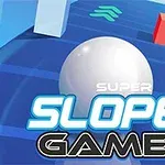 Valkoinen pallo liikkuu sinisellä radalla, jossa on esteitä, ja teksti Super Slope Game on päällä