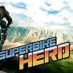 Moottoripyöräilijä ajaa maantiellä vuoristomaisemassa, teksti Superbike Hero edessä