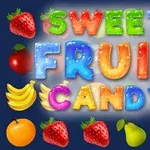 Värikkäistä hedelmistä ja karkeista muodostuva teksti Sweet Fruit Candy tummalla taustalla, ympärillä hedelmiä kuten mansikoita, appelsiineja ja banaaneja
