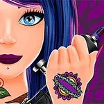 Nainen, jolla on siniset hiukset ja suuret siniset silmät, pitelee tatuointikynää; molemmat kädet ja niska ovat koristeltu tatuoinneilla, ja hänen huulillaan on tumma huulipuna