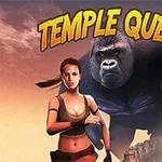 Nainen seisoo edessä suurta gorillaa vasten, taustalla näkyy taivas ja rakennuksen harjanne