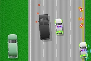Ylhäältä päin kuvattu ajotie, jossa musta auto ajaa keskellä kaistaa kahden poliisiauton keskellä, ja vasemmalla näkyy osa vihreästä autosta nurmikolla
