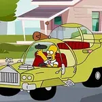 Hahmo ajaa vihreää futuristista autoa asuinalueella