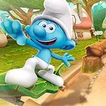 Sininen hahmo valkoisessa hatussa ja housuissa surffaa vihreällä lehdellä viehättävässä kylässä, jossa on sienen muotoisia taloja