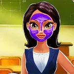 Nainen, jolla on violetti kasvonaamio, seisoo luokkahuoneessa taustallaan liitutaulu