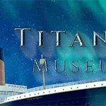 Titanicin keula yöllisellä merimaisemalla, jossa revontulet valaisevat taivasta ja teksti Titanic Museum