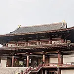 Japanilainen temppeli, jossa on perinteinen arkkitehtuuri ja koristeelliset katot