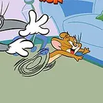 Kissa ja hiiri juoksevat toisiaan takaa olohuoneessa, jossa on sininen sohva