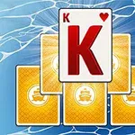 Korttipakka, jossa on sydänkunkku ja viisi keltaista korttia veden päällä