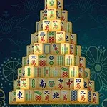 Pyramidin muotoinen palikkatorni värikkäillä symboleilla tummalla taustalla